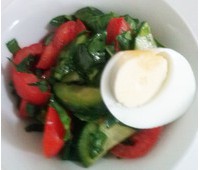 Салат из шпината с овощами и яйцом 48.91ккал 140гр